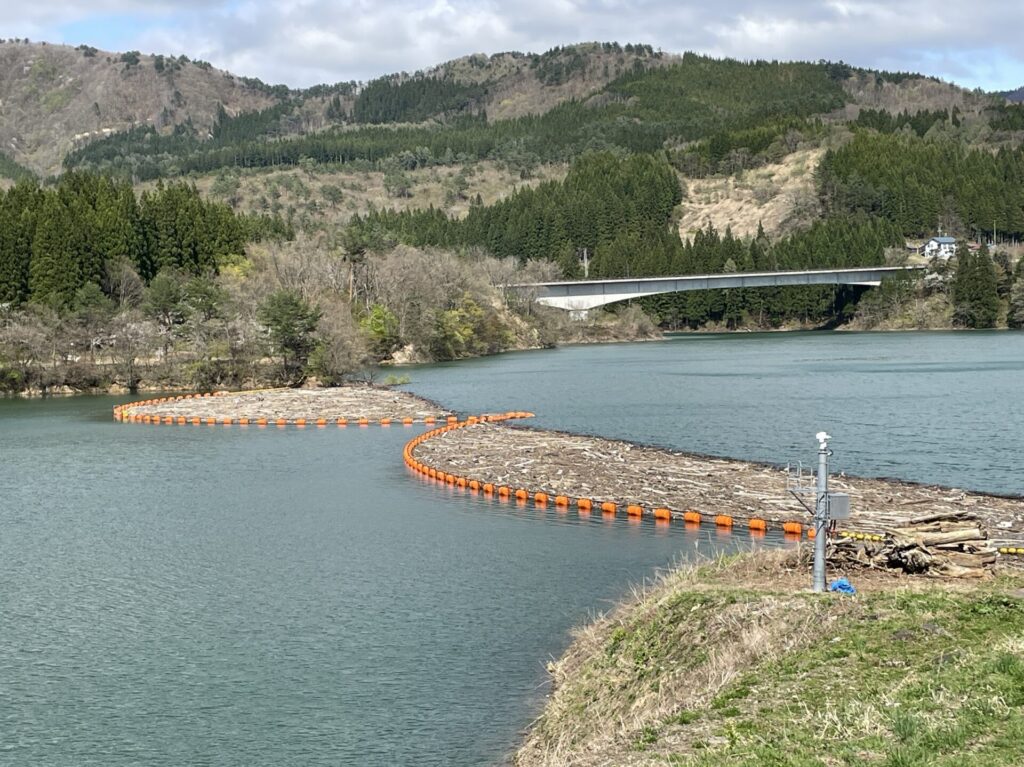 網場(ダム流木止設備) 製品紹介 ゼニヤ海洋サービス株式会社